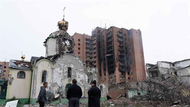 Trümmer nach einem russischen Luftangriff, bei dem eine Kirche und Wohngebäude in Kramatorsk beschädigt wurden.
