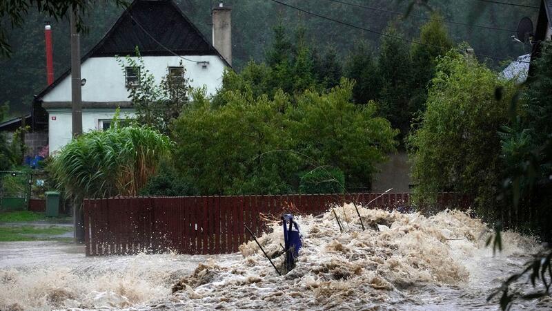 Hochwasser in Tschechien: Tausende werden evakuiert Trümmer sammeln sich am Fluss Opavice.