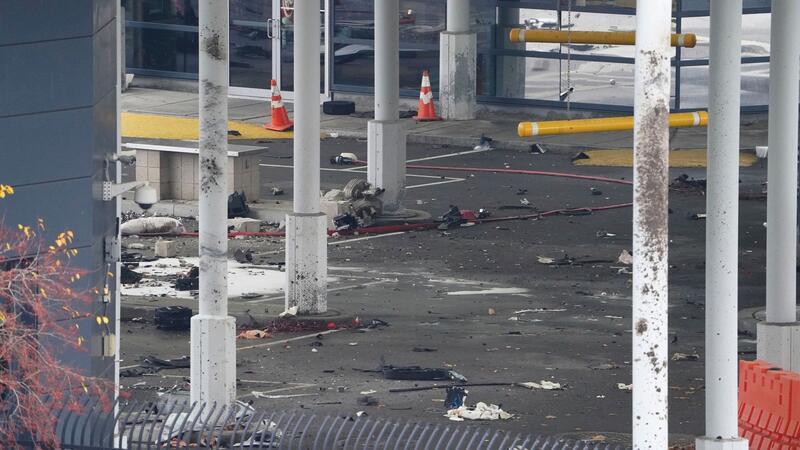 Auto explodiert an US-Grenze zu Kanada - kein Terrorverdacht Trümmer und Gepäckstücke liegen nach der Explosion am Grenzübergang Rainbow Bridge zwischen Kanada und den USA.