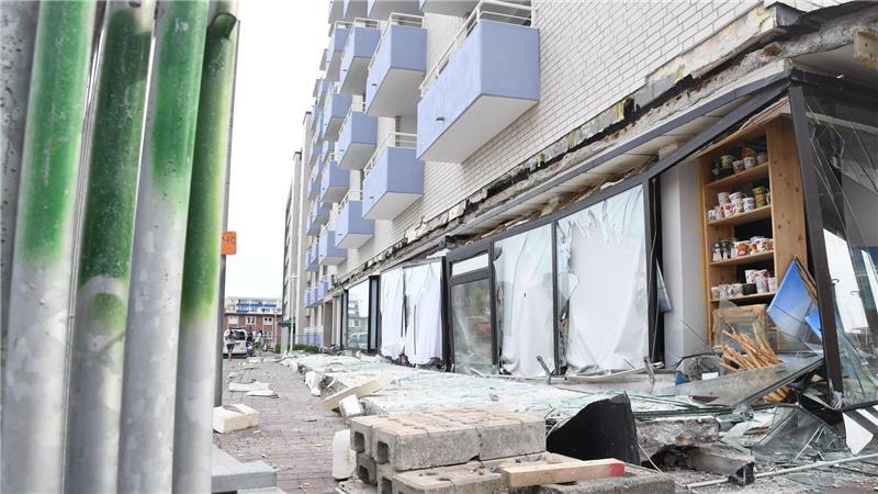 Vordach-Absturz auf Sylt: Händler bangen um Umsatz Trümmer und Glas lagen auf dem Gehweg vor einem Teeladen.