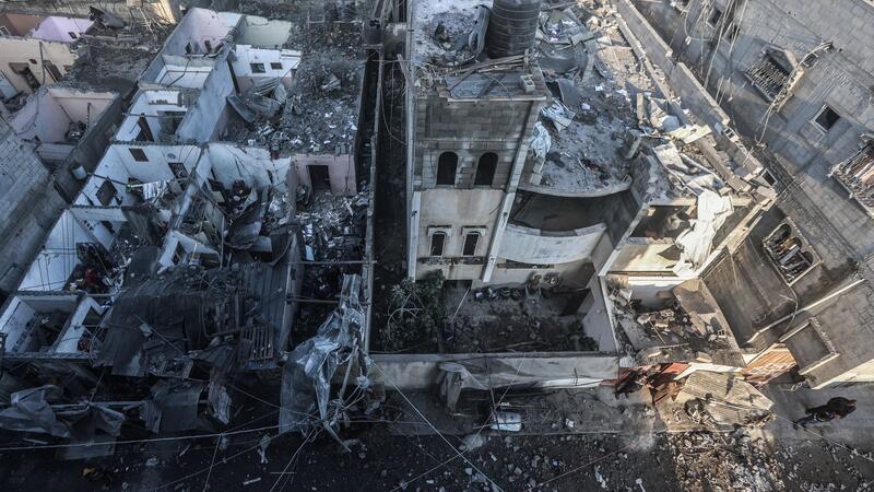 Israel zieht Truppen aus Chan Junis im Gazastreifen ab Trümmer und zerstörte Gebäude in Chan Junis nach einem israelischen Luftangriff.