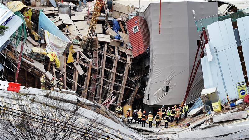 Trümmerlandschaft: Südkoreanische Feuerwehrleute arbeiten an der Stelle einer eingestürzten U-Bahn-Baustelle in Gwangmyeong in Südkorea.