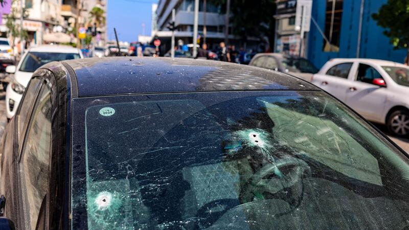 Huthi-Drohne trifft Tel Aviv - ein Toter und Verletzte Trümmerteile durchschlugen auch die Scheiben in der Nähe geparkter Autos.