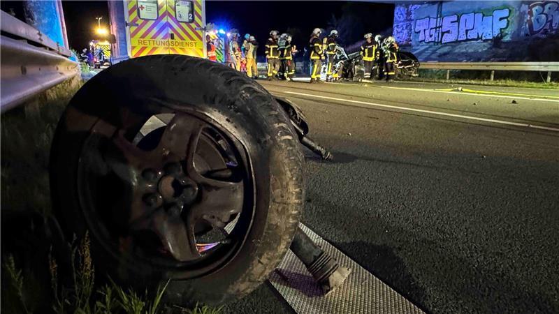 Trümmerteile flogen über die A26.
