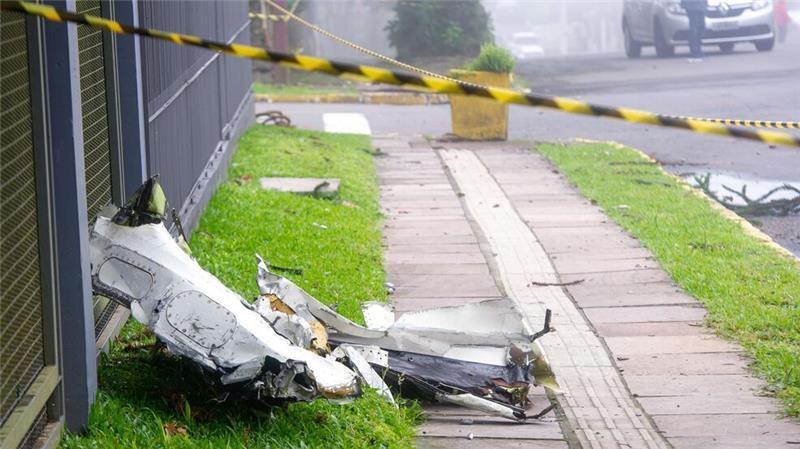 Kleinflugzeug in Brasilien abgestürzt - zehn Menschen tot Trümmerteile liegen am Ort des Absturzes eines Kleinflugzeugs in einer brasilianischen Stadt.