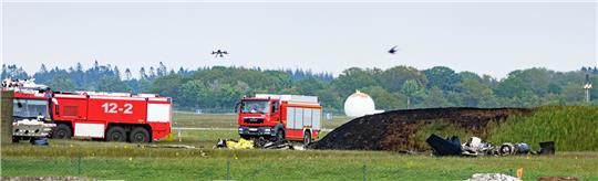 Trümmerteile liegen an einer Absturzstelle auf dem Luftwaffenstützpunkt Hohn. Beim Absturz eines zivilen Learjets starben die beiden Piloten. Nun liegen neue Erkenntnisse zum Unfallhergang vor. Foto: Markus Scholz/dpa