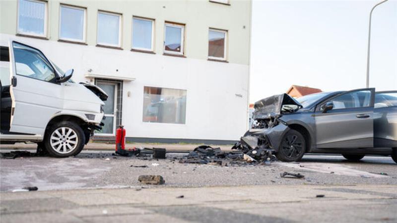 Frontal-Crash und Kontrollverlust auf B73 – Mehrere Verletzte Trümmerteile liegen auf dem Boden verteilt.
