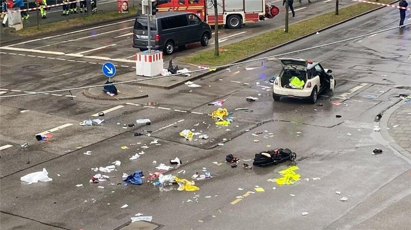 Trümmerteile und Kleidung liegen nach der Tat auf der Straße.