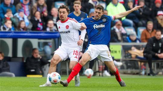 Trug schon in der vergangenen Rückrunde einige Male die Kapitänsbinde von Holstein Kiel: Jonas Meffert (r). (Archivbild)