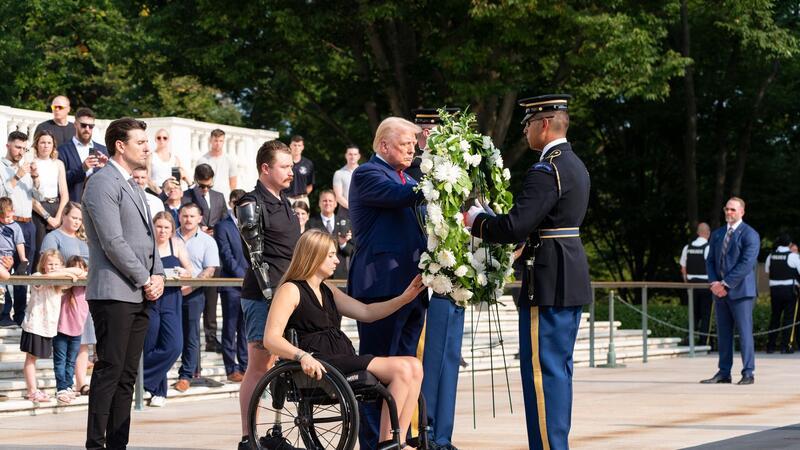 Tödlicher Anschlag in Kabul: Trump bei Kranzniederlegung Trump: Abzug aus Afghanistan ist peinlichster Moment in der Geschichte der USA