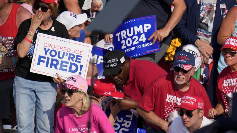 Trump-Anhänger reagieren, während einer Wahlkampfveranstaltung, als republikanische Präsidentschaftsbewerber und ehemalige US-Präsident Trump nach einer Attacke vom US-Geheimdienst Secret Service erst geschützt und später von der Bühne geführt wird.