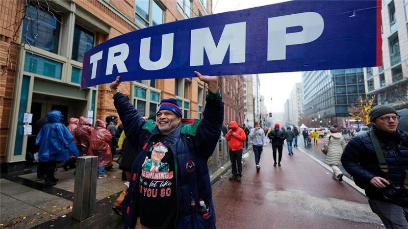 Trump tanzt zu „Y.M.C.A.“: Ein Song schallt durch Washington Trump-Unterstützer in Washington: Ein ungewöhnliches Bild in der sonst eher liberal geprägten Stadt an der Ostküste.