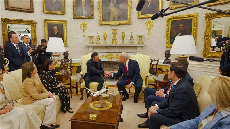 Trump schließt Angriff auf Irans Atomanlagen nicht aus Trump beantwortet bei einem Treffen mit El Salvadors Präsident Fragen der Presse.
