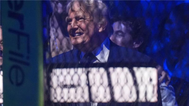 Blutige Käfigkämpfe vor Weißem Haus an Trumps 80. Geburtstag Trump betrachtet das Event aus nächster Nähe.
