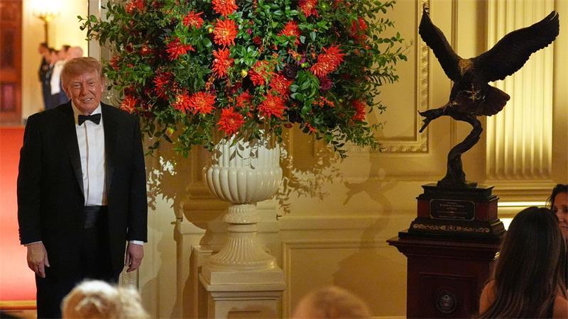 Trump empfängt Xi: Viel Pomp und demonstrative Harmonie Trump enthüllt eine Adlerskulptur als Geschenk für Xi.