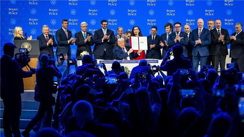 Trump gründet „Friedensrat“: US-Präsident Trump (M) hält die unterzeichnete Gründungsurkunde zum „Board of Peace“ beim Weltwirtschaftsforum in Davos.