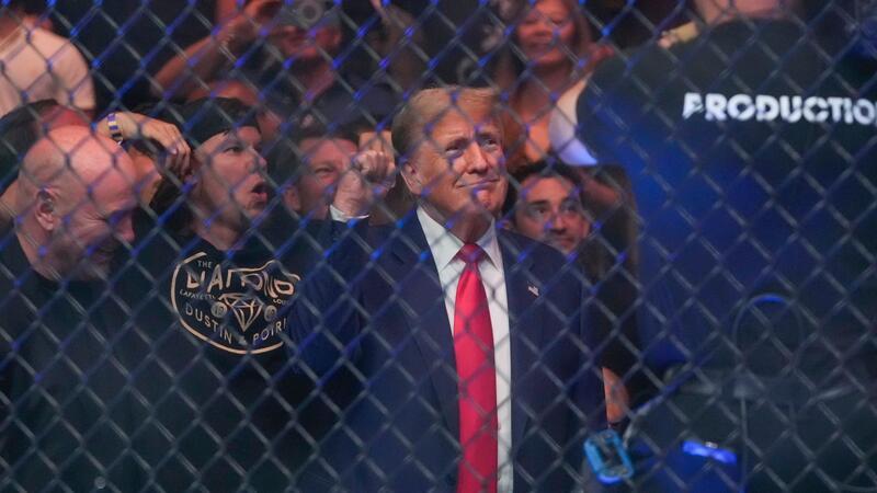Trump: Gefängnis wäre für mich in Ordnung Trump hinter Gittern? Hier besucht der ehemalige US-Präsident einen UFC-Käfigkampf.
