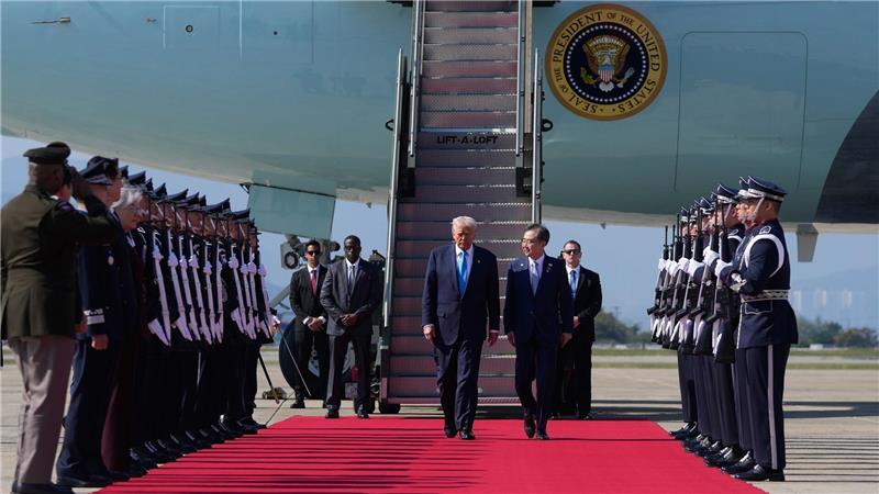 Vor Treffen mit Xi: Trump bringt Zollsenkung ins Spiel Trump ist in Südkorea angekommen. Morgen trifft er sich mit Xi.