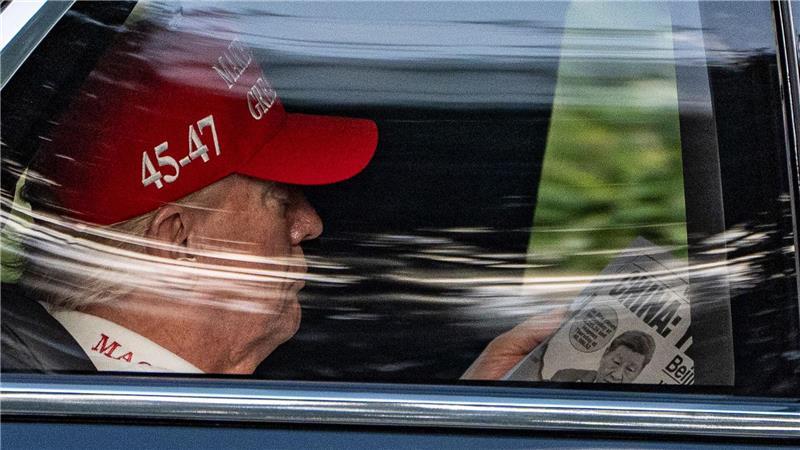 Trump liest New York Post mit China-Schlagzeile im National Golf club