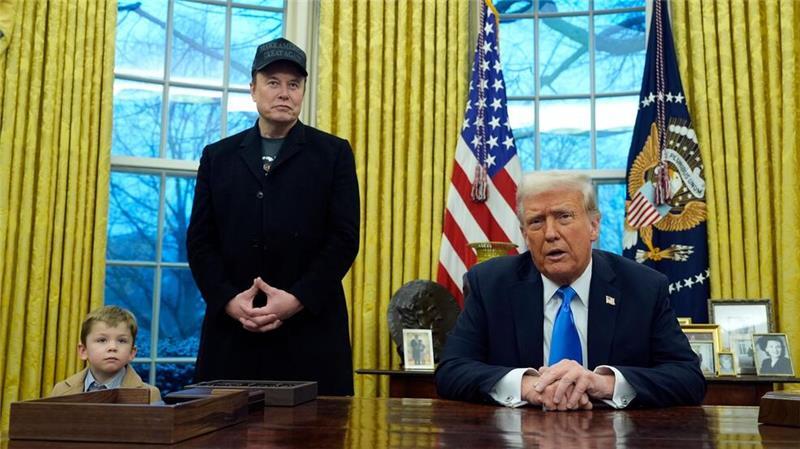 Trump mit Elon Musk und dessen Sohn X Æ A-Xii im Oval Office des Weißen Hauses.