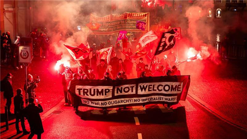 „Trump not welcome“: In Zürich gingen Gegner des US-Präsidenten und des WEF auf die Straße.