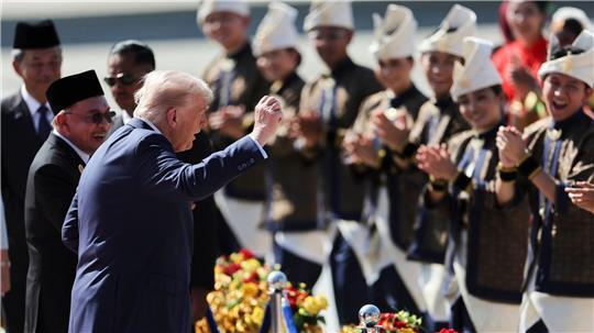 Trump tanzt bei Landung in Malaysia Trump präsentiert eine Tanzeinlage bei seiner Landung.