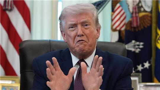 Trump sagt, der Iran habe um eine Waffenruhe gebeten.