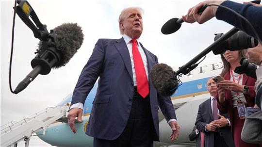 Trump schaltet sich aus Schottland in den Konflikt ein. 