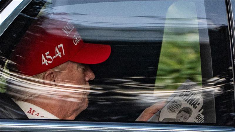 Landesweite Proteste gegen Trump in den USA Trump selbst verbrachte das Wochenende nicht in der US-Hauptstadt, sondern beim Golfen im Bundesstaat Florida.