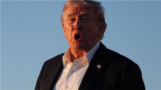 Trump setzt der EU eine Frist zur Umsetzung der Zollvereinbarung - und droht andernfalls mit höheren Zöllen. (Archivbild)
