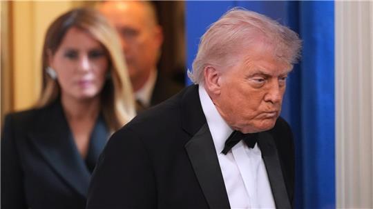 Trump spricht nach den Schüssen zur Presse.