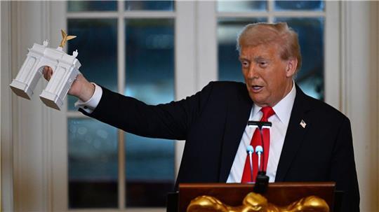 Trump stellte bei einem Spendendinner ein Modell für einen Triumphbogen in der US-Hauptstadt Washington vor.
