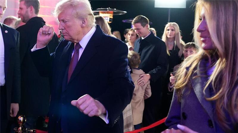 Trump tanzt neben seiner Frau nach einem Feuerwerk im Trump National Golf Club