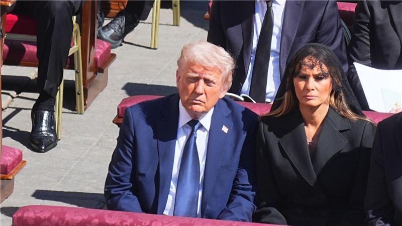 Trump trägt einen blauen Anzug.