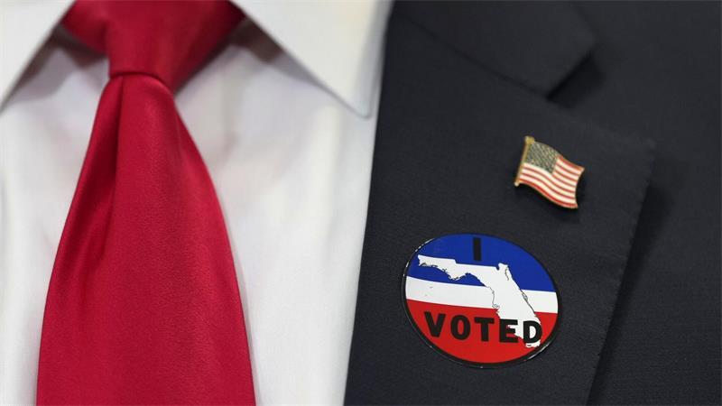 Trump trug nach der Stimmabgabe einen Aufkleber mit dem Wort „voted“ (abgestimmt).