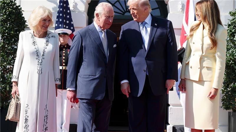 Trump und Charles tauschen sich aus.