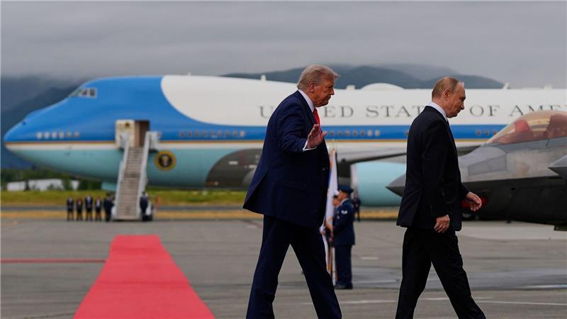 US-Russland-Gipfel gestartet -Trump und Putin in einem Auto Trump und Putin begrüßen sich auf dem Rollfeld