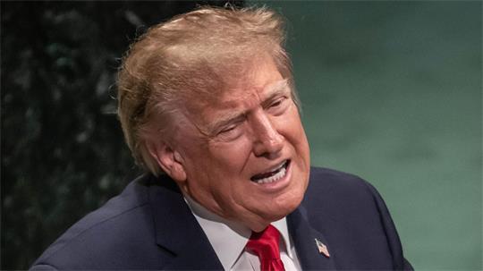 Trump verkündet die erste Zusammenkunft für Gespräche zwischen den USA und dem Iran seit Monaten. 