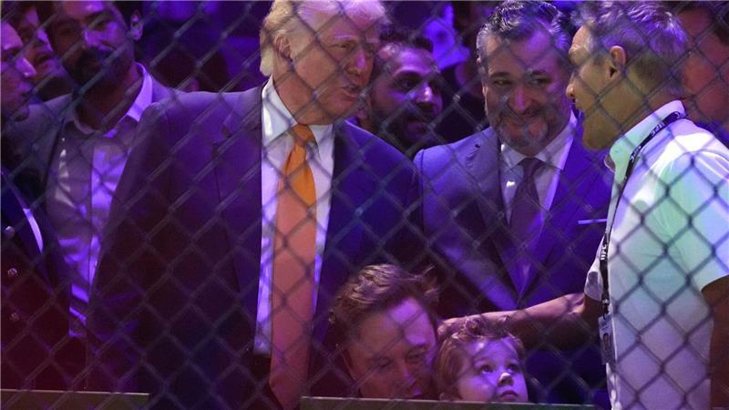 Musk mit 4 Jahre altem Sohn bei Kampfsport-Spektakel Trump war nicht nur in Begleitung von Musk, sondern auch von Kabinettsmitgliedern und führenden republikanischen Politikern