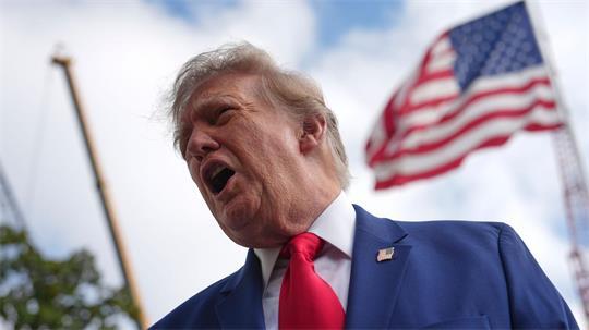 Trump will eigenen Aussagen zufolge nicht für die Drosselung des Satelliteninternets in der Ukraine verantwortlich gewesen sein.