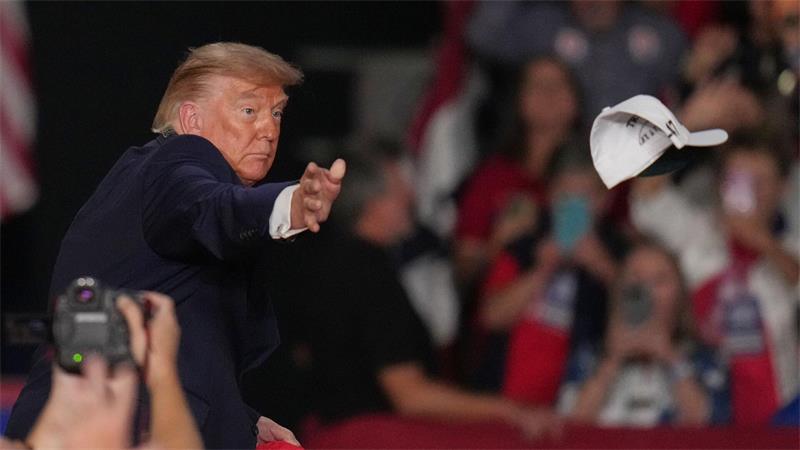 Trump wirft Kappen ins Publikum bei Wahlkampf-Auftritt in Korinth