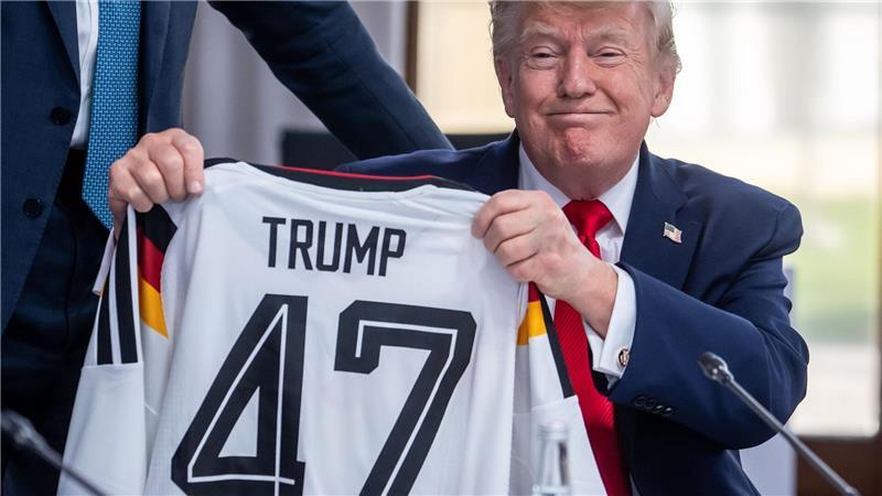 Trump zeigt sein Geschenk zum 80. Geburtstag. 