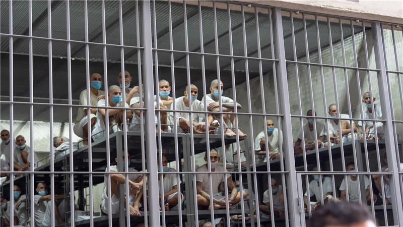 Supreme Court: Trump darf mit Kriegsgesetz abschieben Trumps Regierung hat zahlreiche mutmaßliche Gangmitglieder nach El Salvador abgeschoben. (Archivbild)