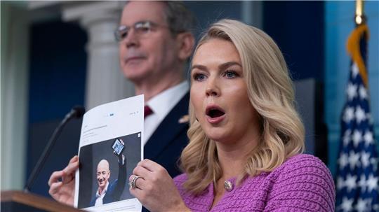 Trumps Sprecherin Karoline Leavitt kritisiert Amazon und dessen Chef Jeff Bezos.