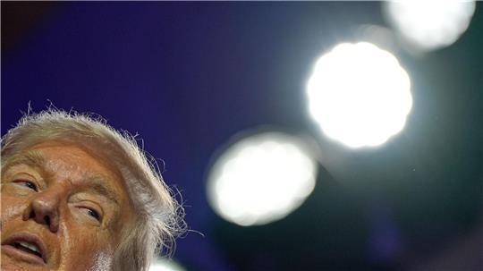 Trumps ist laut Medienberichten informiert worden, dass sein Name in den Epstein-Akten auftaucht. Der Kontext ist unklar. 