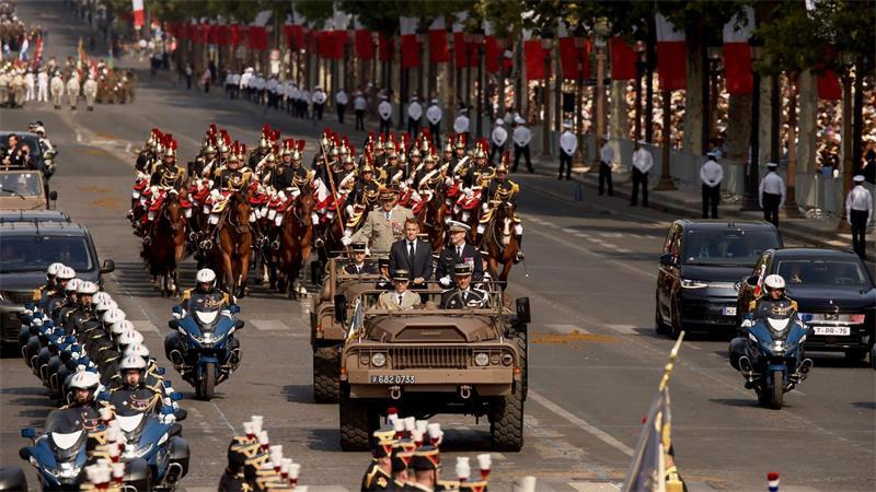 Truppen der Länder der Koalition der Willigen führten die Militärparade zum französischen Nationalfeiertag an.