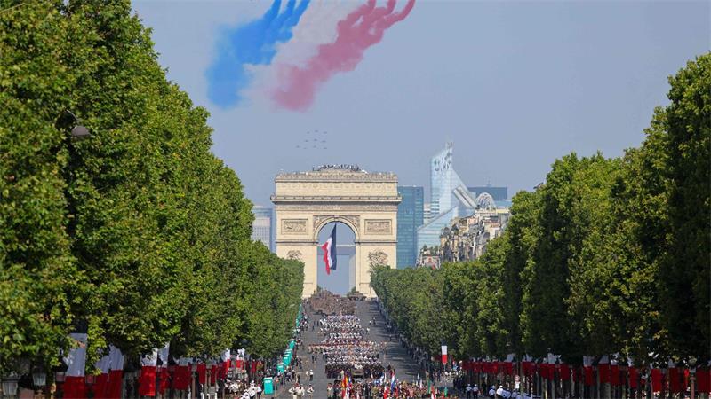 Größte Militärparade unter Macron - Ukraine im Fokus Truppen der Länder der Koalition der Willigen führten die Militärparade zum französischen Nationalfeiertag an.