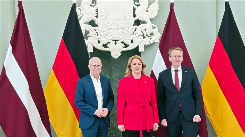 Tschentscher (l) und Günther wollen die wirtschaftliche Zusammenarbeit auch im militärischen Bereich ausbauen - darüber sprachen sie unter anderem mit Lettlands Ministerpräsidentin Evika Silina.