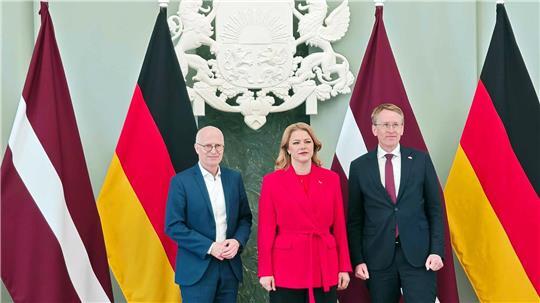 Tschentscher (l) und Günther wollen die wirtschaftliche Zusammenarbeit auch im militärischen Bereich ausbauen - darüber sprachen sie unter anderem mit Lettlands Ministerpräsidentin Evika Silina.