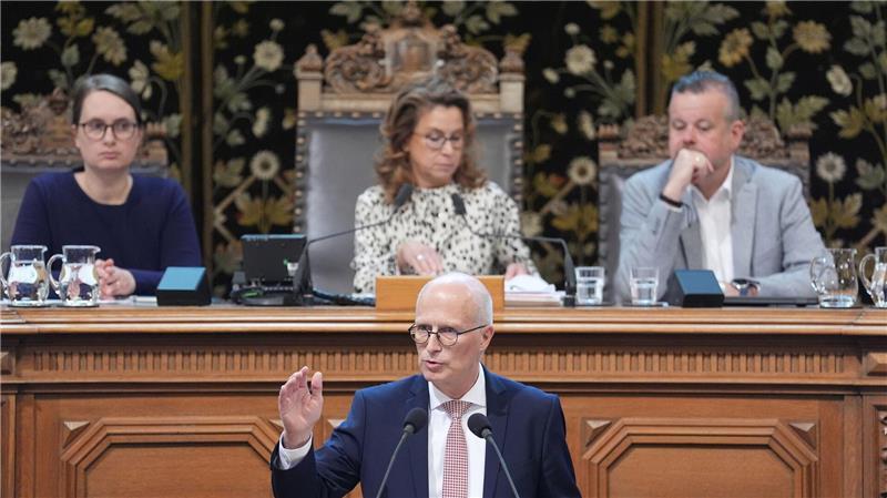 Tschentscher betont Kontinuität - CDU kritisiert „Weiter-so“ Tschentscher verspricht den Hamburgern mehr Wohnungen, Sicherheit und Digitalisierung der Verwaltung.